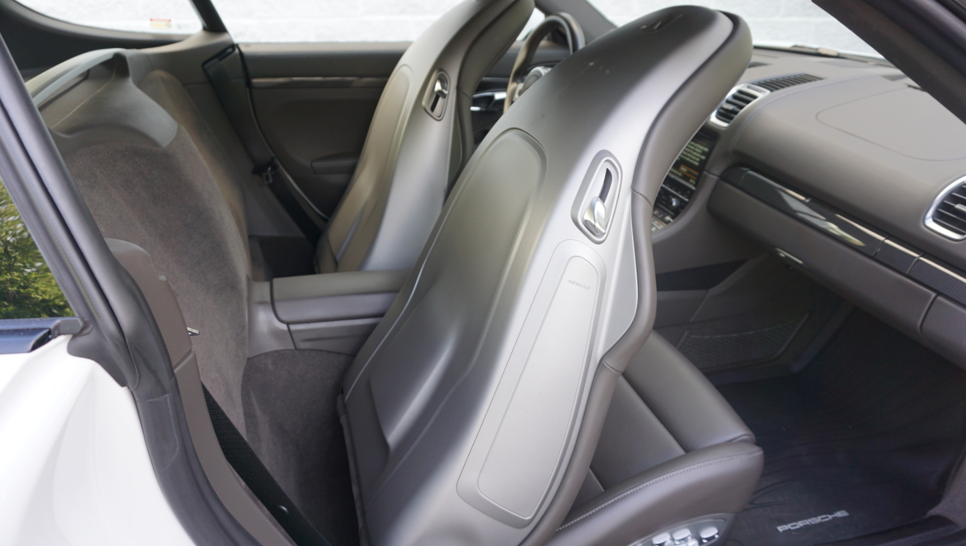 Porsche cayman entsteht interior back seats
